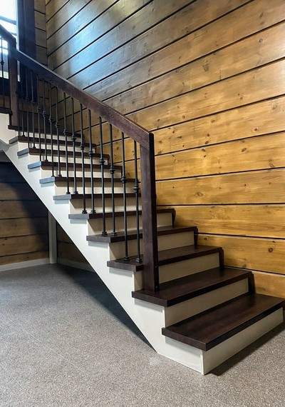 Комбинированная лестница из ясеня и сосны с металлическими балясинами в Бачурино 1