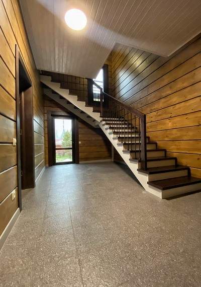Комбинированная лестница из ясеня и сосны с металлическими балясинами в Бачурино 2