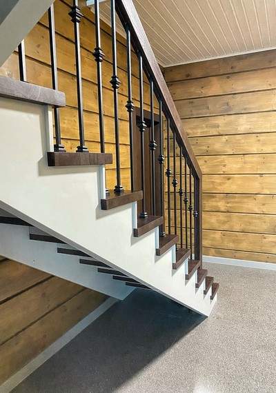 Комбинированная лестница из ясеня и сосны с металлическими балясинами в Бачурино 4
