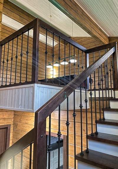 Комбинированная лестница из ясеня и сосны с металлическими балясинами в Бачурино 6