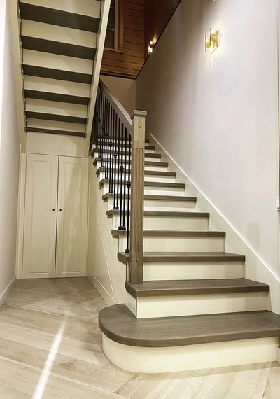 Дизайнерская лестница на деревянном каркасе с кладовкой МЛ Д5 2
