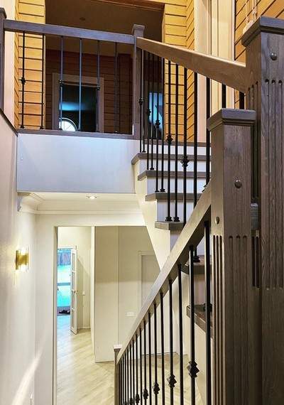 Дизайнерская лестница на деревянном каркасе с кладовкой МЛ Д5 
