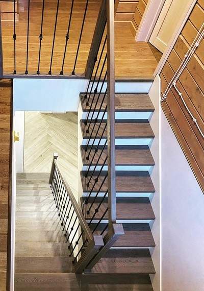 Дизайнерская лестница на деревянном каркасе с кладовкой МЛ Д5 7