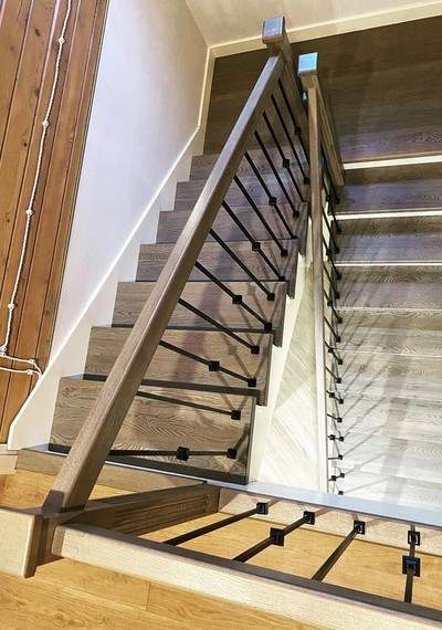 Дизайнерская лестница на деревянном каркасе с кладовкой МЛ Д5 8