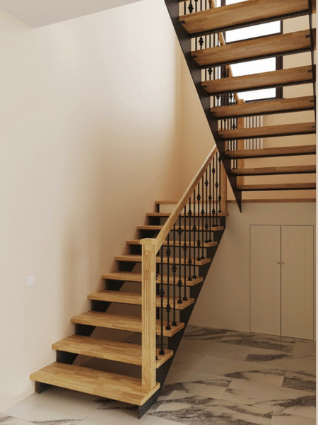 Металлическая лестница с деревянными ступенями из паркетного дуба и с металлическими балясинами