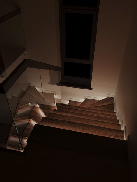 Отделка бетонной лестницы цельноламельными ступенями из ясеня и мдф со стеклянным ограждением и умной подсветкой в Трёхгорке