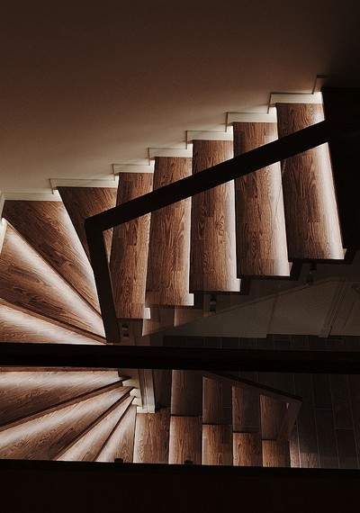 Отделка бетонной лестницы цельноламельными ступенями из ясеня и мдф со стеклянным ограждением и умной подсветкой в Трёхгорке 5