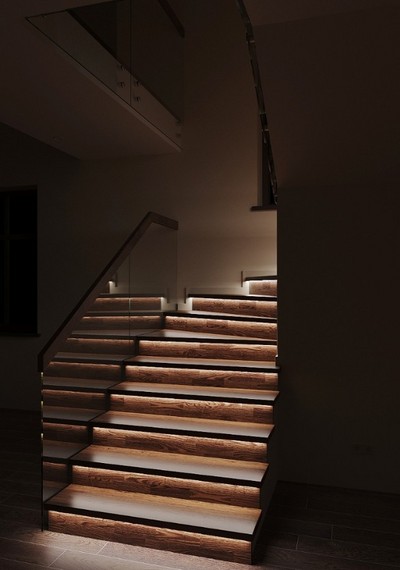 Отделка бетонной лестницы цельноламельными ступенями из ясеня и мдф со стеклянным ограждением и умной подсветкой в Трёхгорке 3