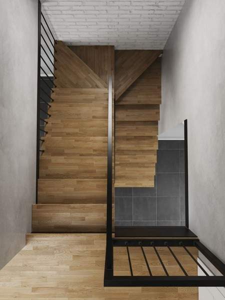 Деревянная лестница закрытого типа на второй этаж со ступенями из массива