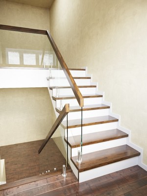 Отделка бетонной лестницы комбинацией массива и мдф со стеклянным ограждением 3