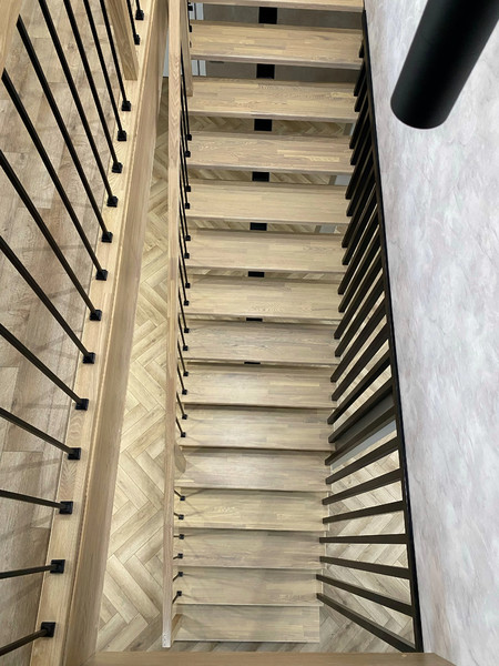 Открытая лестница на монокосоуре со ступенями из массива и реечным ограждением 