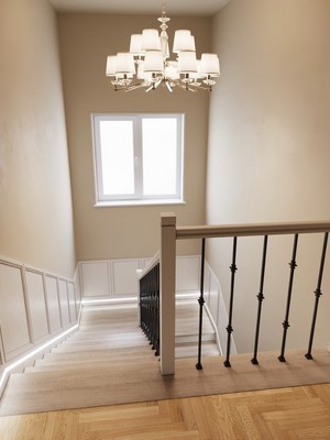 Обшивка бетонной лестницы с пристенными панелями в частном доме 4