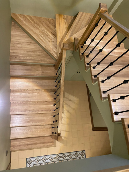 Обшивка П-образной бетонной лестницы массивом с металлическими балясинами