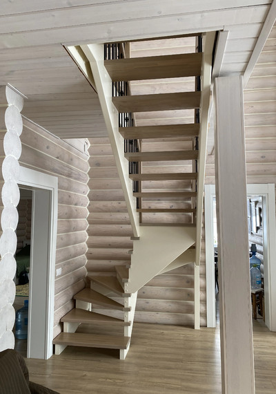Деревянная открытая лестница на косоурах с поворотом на 180° 1