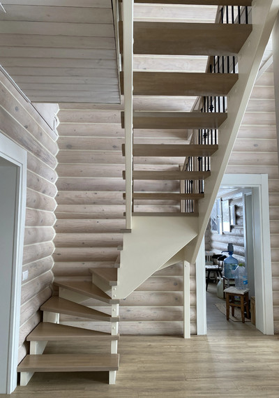 Деревянная открытая лестница на косоурах с поворотом на 180° 2