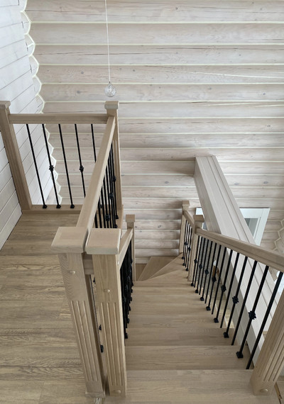 Деревянная открытая лестница на косоурах с поворотом на 180° 7