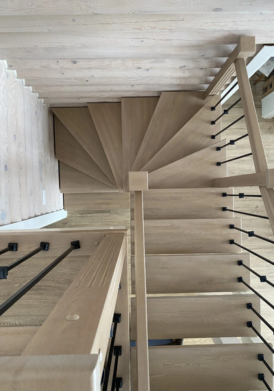 Деревянная открытая лестница на косоурах с поворотом на 180° 8
