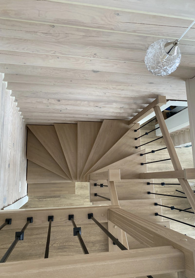 Деревянная открытая лестница на косоурах с поворотом на 180° 9