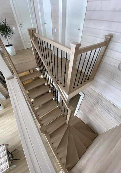 Деревянная открытая лестница на косоурах с поворотом на 180° 10