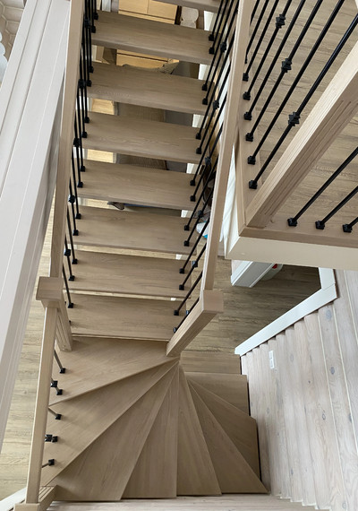 Деревянная открытая лестница на косоурах с поворотом на 180° 11