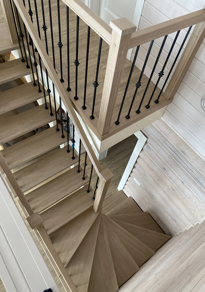 Деревянная открытая лестница на косоурах с поворотом на 180° 12