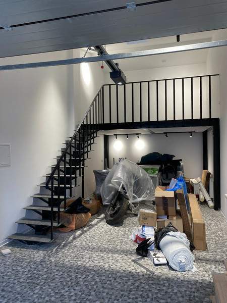 Антресольная лестница в гараж из металла с площадкой