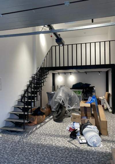 Антресольная лестница в гараж из металла с площадкой 1