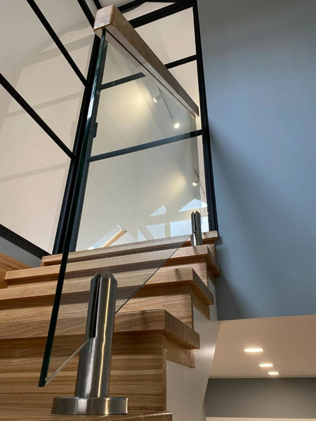 Лестница на металлическом каркасе со ступенями из ясеня и стеклянным ограждением
