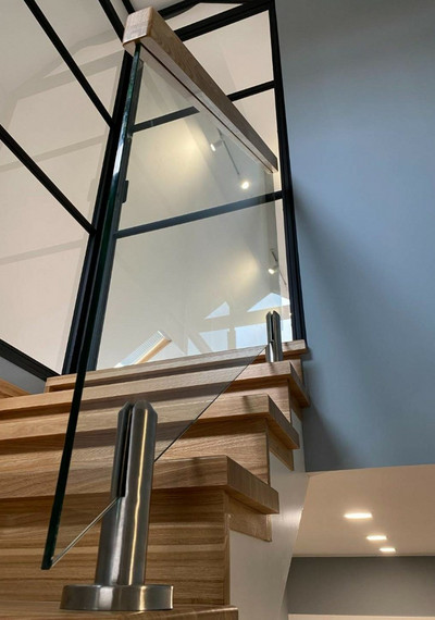 Лестница на металлическом каркасе со ступенями из ясеня и стеклом МЛ М9 10