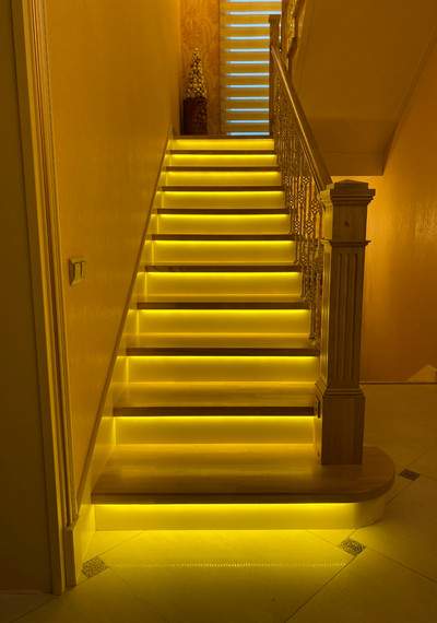 Облицовка металлокаркаса лестницы ясенем с подсветкой МЛ М3 2