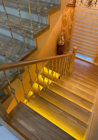 Облицовка металлокаркаса лестницы ясенем с подсветкой МЛ М3 