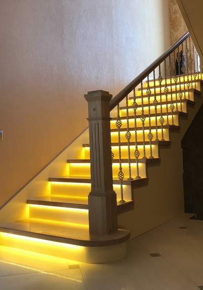Облицовка металлокаркаса лестницы ясенем с подсветкой МЛ М3 