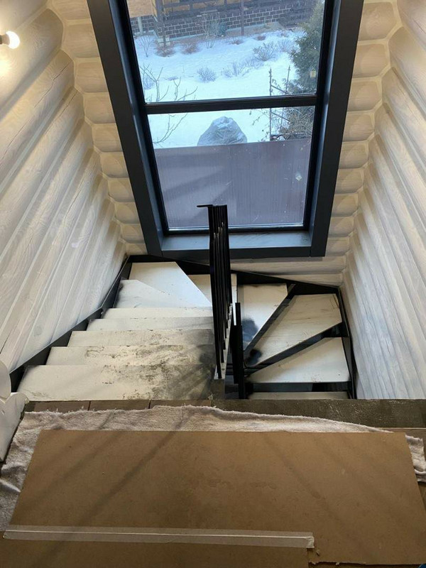 Металлический каркас лестницы МКЛ 105 в КП Александровы Пруды, Красная Пахра, на тетиве, на 2 этаж
