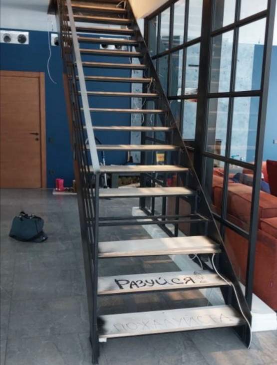 Прямая открытая лестница на металлических тетивах с металлическим ограждением