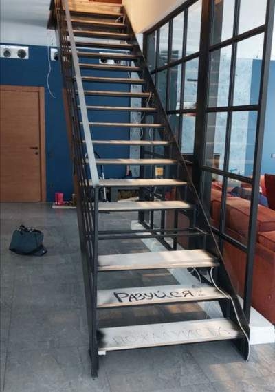 Прямая лестница на металлических тетивах с металлическим ограждением 1