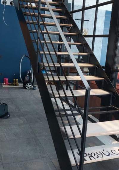 Прямая лестница на металлических тетивах с металлическим ограждением 