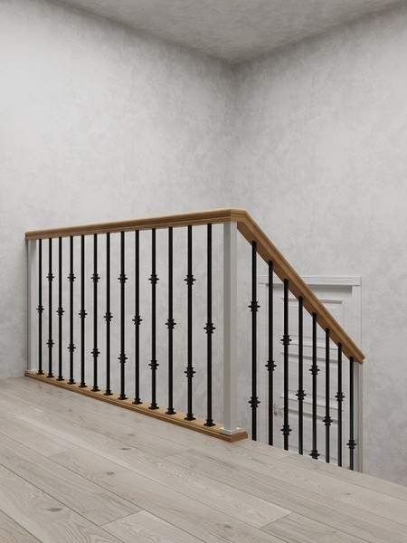 П-образная закрытая лестница на деревянных косоурах с металлическими балясинами