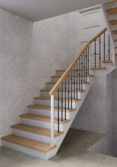 П-образная закрытая лестница на деревянных косоурах с металлическими балясинами 1