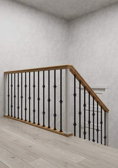 П-образная закрытая лестница на деревянных косоурах с металлическими балясинами 5