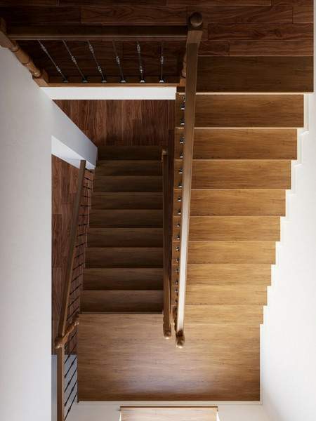 Бетонная лестница в дом с боковым ограждением и ступенями из массива