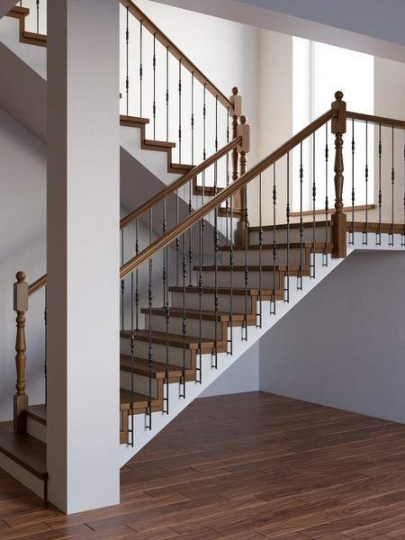 Бетонная лестница в дом с боковым ограждением и ступенями из массива