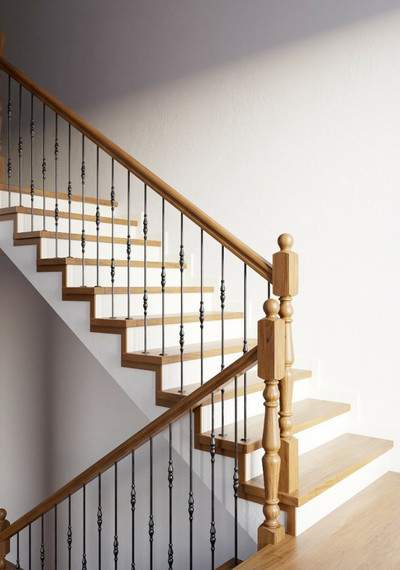 Бетонная лестница в дом с боковым ограждением и ступенями из массива 3