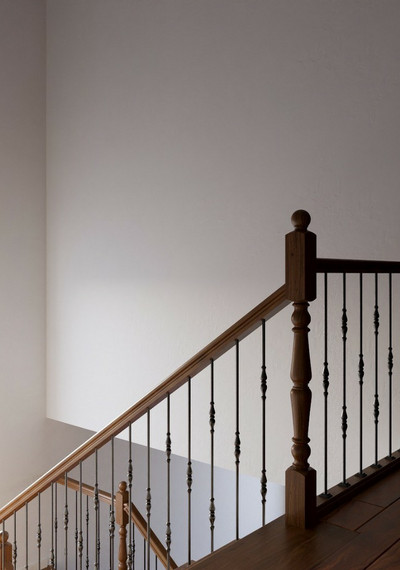Бетонная лестница в дом с боковым ограждением и ступенями из массива 5