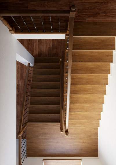 Бетонная лестница в дом с боковым ограждением и ступенями из массива 4