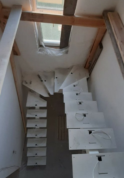 П-образная металлическая лестница на монокосоуре 6