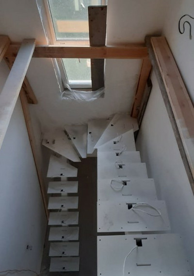 П-образная металлическая лестница на монокосоуре 