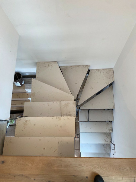Металлический каркас лестницы закрытого типа в квартиру 