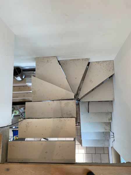Металлический каркас лестницы закрытого типа в квартиру 