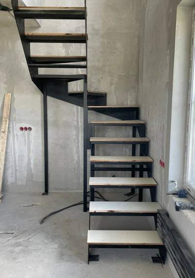 Металлический каркас лестницы закрытого типа в квартиру  2