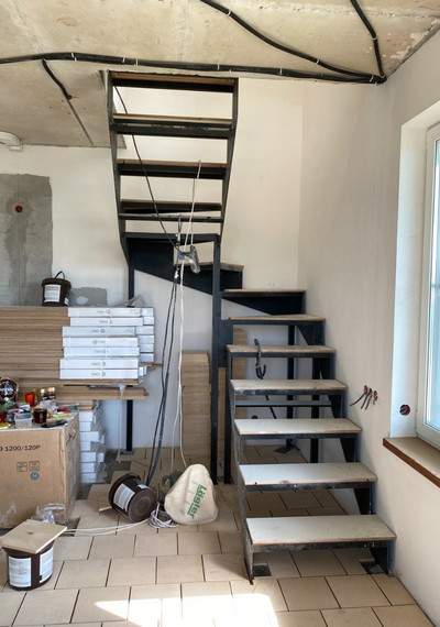 Металлический каркас лестницы закрытого типа в квартиру  1